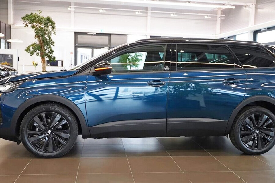 Hông xe Peugeot nổi bật với những đường gân dập nổi táo bạo