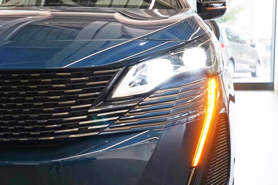 Cụm đèn trước phong cách mạnh mẽ và tinh tế