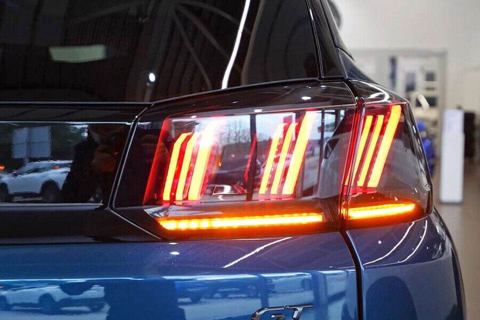 Cụm đèn hậu sắc sảo