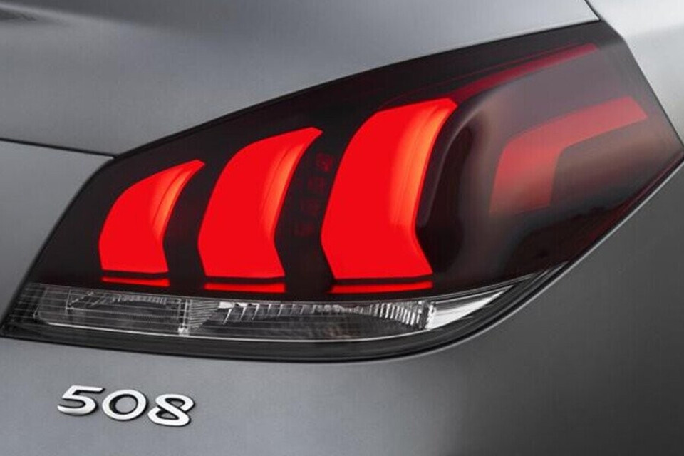 Đèn hậu 3 dải LED mạnh mẽ và tinh tế