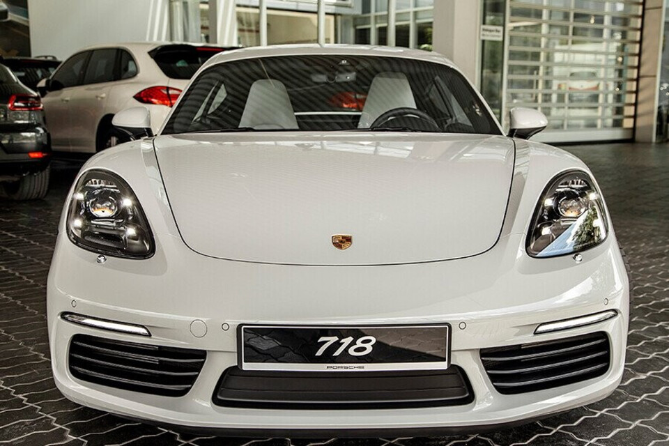 718 Cayman có ngoại hình theo phong cách mềm mại và uyển chuyển 718 Cayman có ngoại hình theo phong cách mềm mại và uyển chuyển