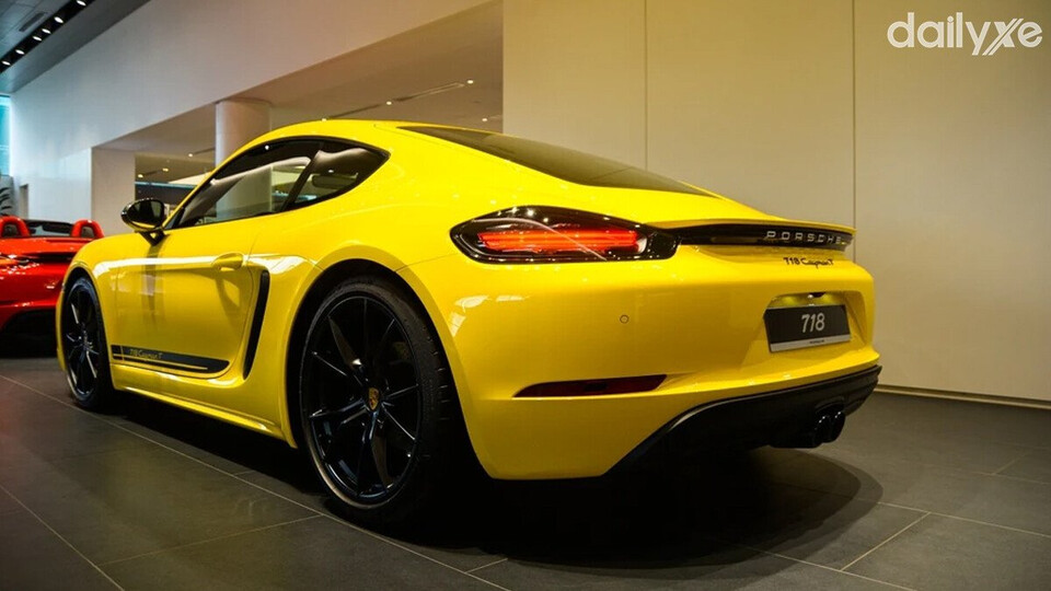 Tổng thể đuôi xe sang trọng nhưng không kém phần năng động