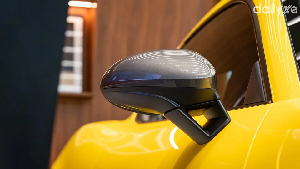 Gương xe Porsche 718 tích hợp nhiều tính năng tiện lợi