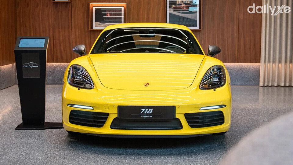 Cản trước được thiết kế các thanh ngang sơn đen trông bệ vệ