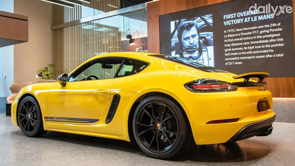 Thân xe tạo nên một đường cong mềm mại và uyển chuyển