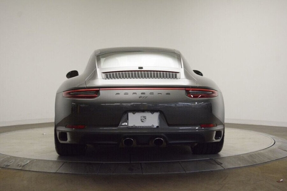 Đuôi xe Porsche 911 có thiết kế vừa sang trọng vừa thể thao với cụm đèn hậu dạng LED Đuôi xe Porsche 911 có thiết kế vừa sang trọng vừa thể thao với cụm đèn hậu dạng LED