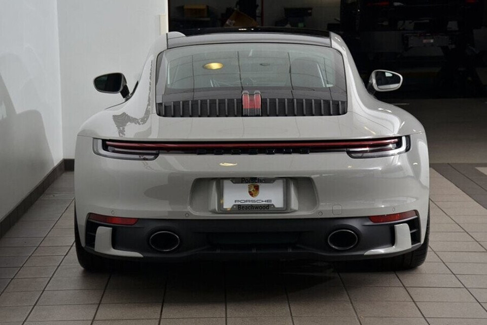 Đuôi xe Porsche 911 có thiết kế vừa sang trọng vừa thể thao với cụm đèn hậu dạng LED Đuôi xe Porsche 911 có thiết kế vừa sang trọng vừa thể thao với cụm đèn hậu dạng LED