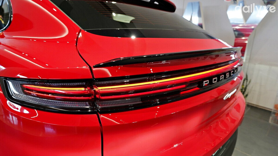 Đèn hậu LED ba chiều mảnh mai