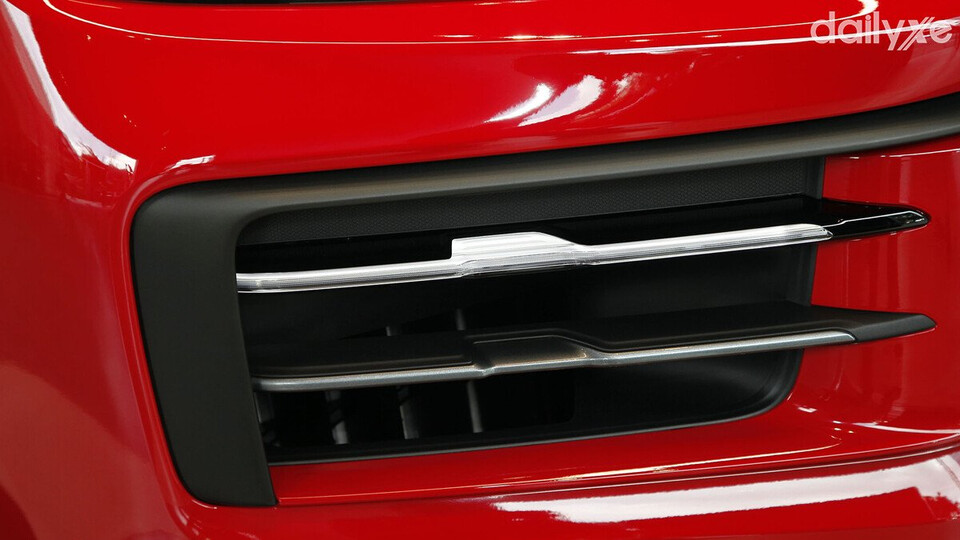 Hốc hút gió thiết kế thanh kim loại sáng màu nổi bật