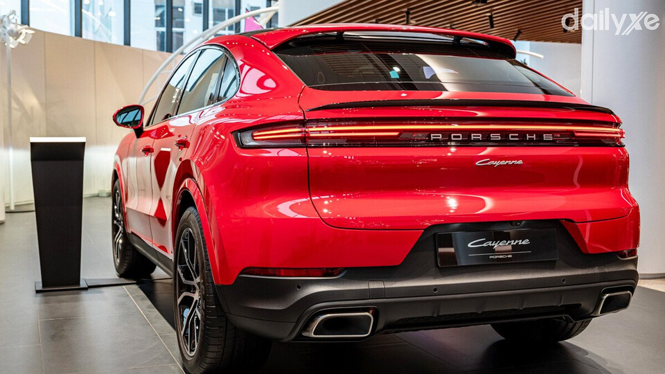 Đuôi xe Porsche Cayenne thiết kế vuông vắn kết hợp ống xả mạnh mẽ