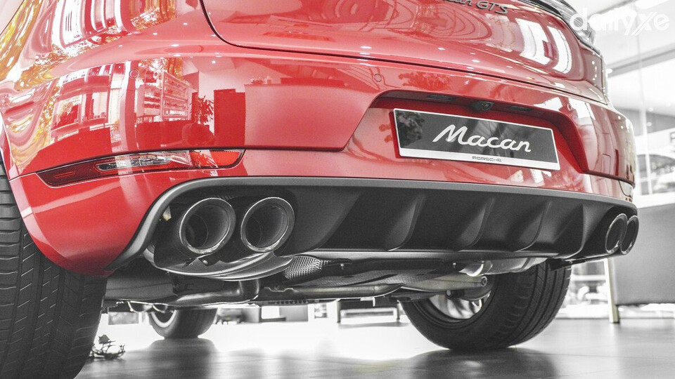 Cụm ống xả kép được đặt đối xứng hai bên