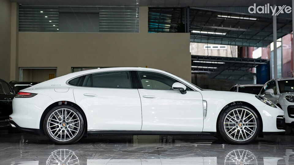 Thân xe toát vẻ sang trọng nhưng không kém phần năng động