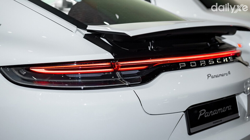 Cụm đèn hậu thanh mảnh và sắc sảo