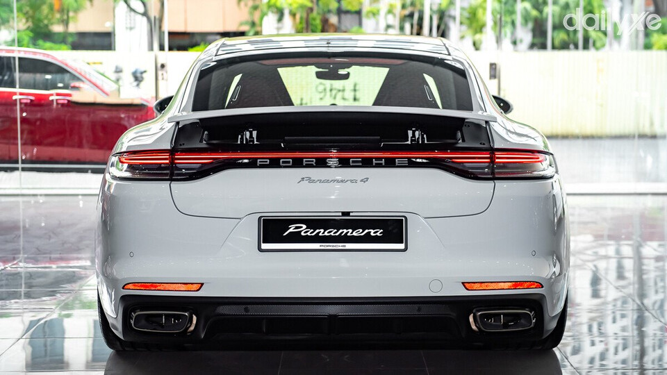Đuôi xe Porsche Panamera thon gọn