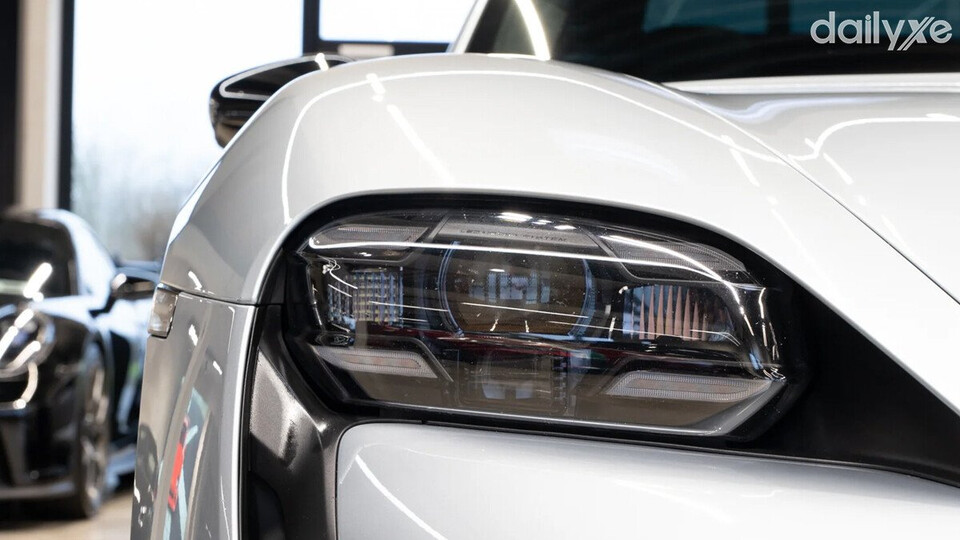 Cụm đèn chiếu sáng Porsche Taycan mang thiết kế mới