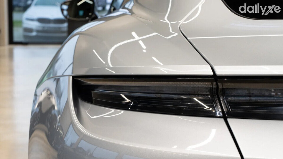 Cụm đèn hậu thiết kế thanh mảnh