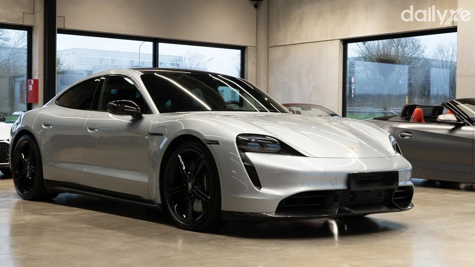 Mẫu xe kết hợp hài hòa giữa đường nét mềm mại, tinh tế