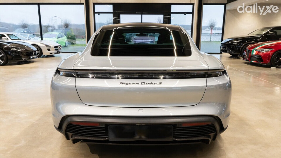 Đuôi xe nổi bật với dải đèn màu đỏ kéo dài sang hai bên