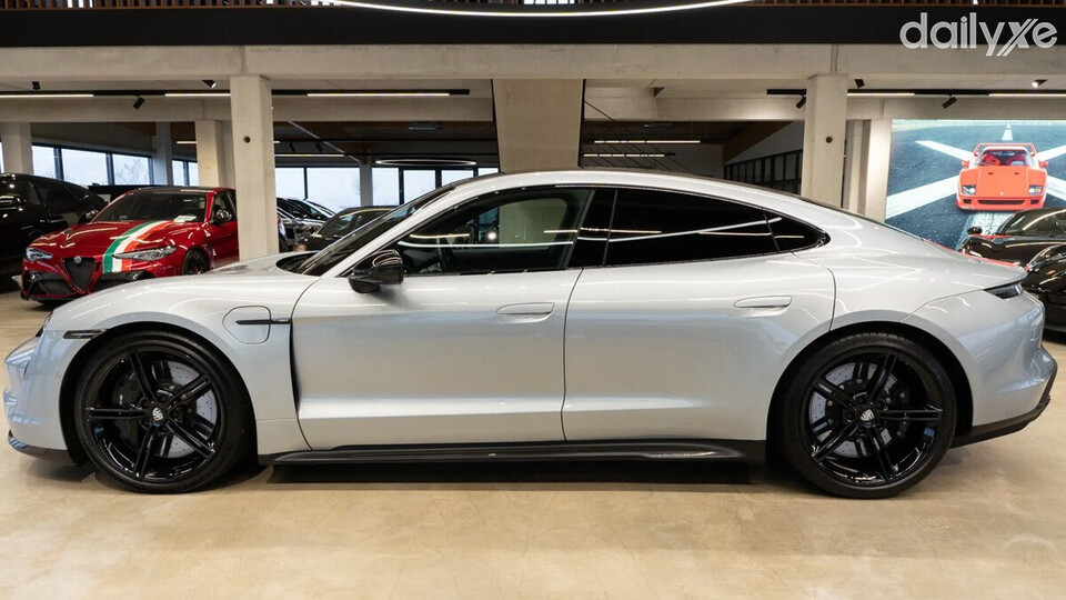 Thân xe uyển chuyển nhưng không kém phần hiện đại