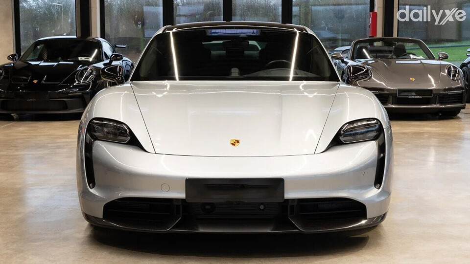 Nắp capo Porsche Taycan với những đường gân dập nổi cuốn hút