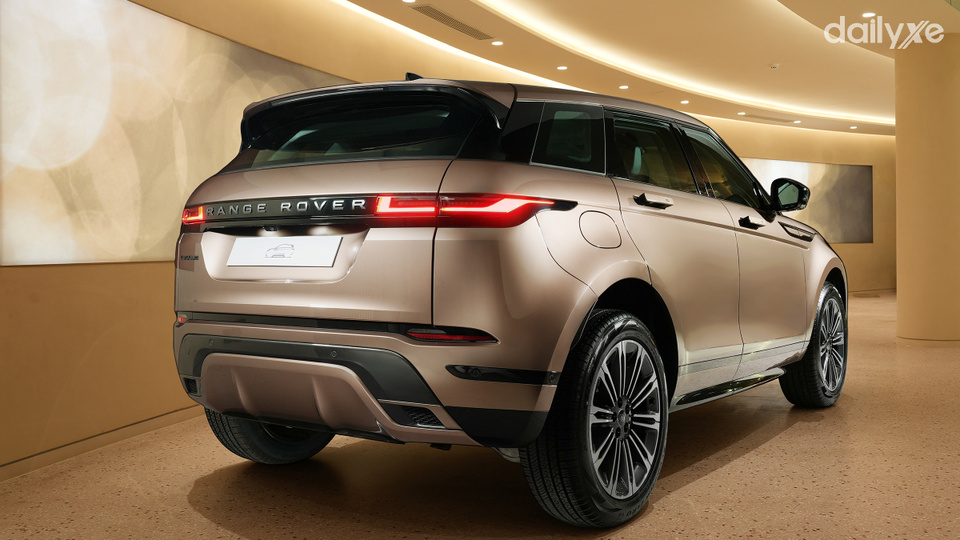 Đuôi xe đơn giản nhưng sang trọng