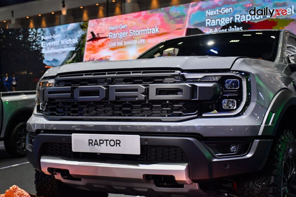 Dòng chữ FORD ở trung tâm lưới tản nhiệt