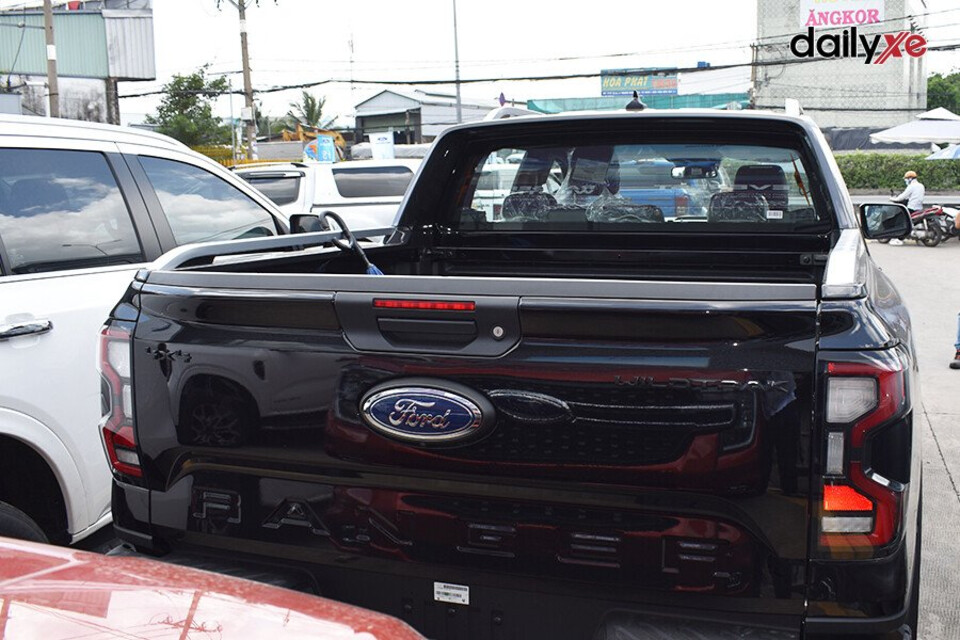 Thùng xe thiết kế vững chắc kết hợp cụm đèn hậu LED