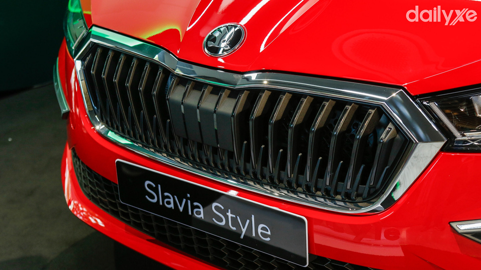 Lưới tản nhiệt thiết kế mở rộng sang hai bên