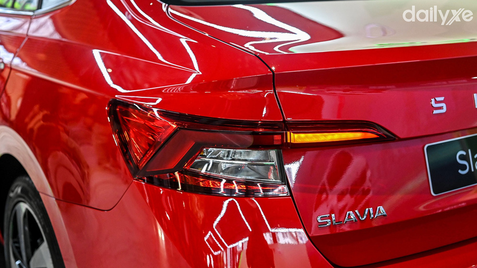 Cụm đèn chiếu hậu thiết kế tinh tế