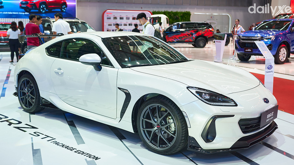 Mẫu coupe phong cách thể thao hai cửa
