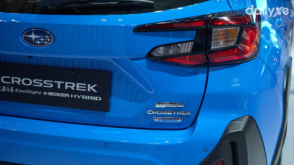 Cụm đèn hậu kiểu boomerang mở rộng sang hai bên