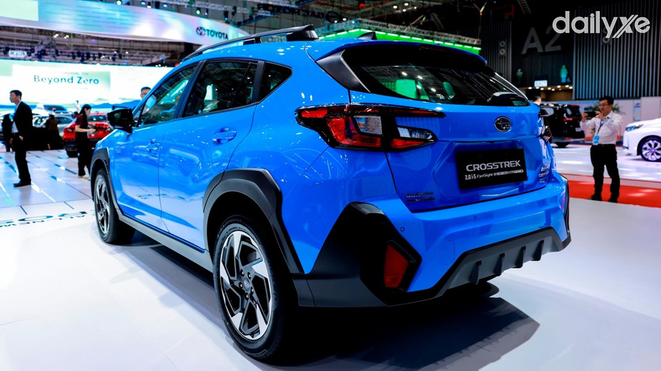 Cản sau sơn đen đồng nhất với thiết kế phía trước