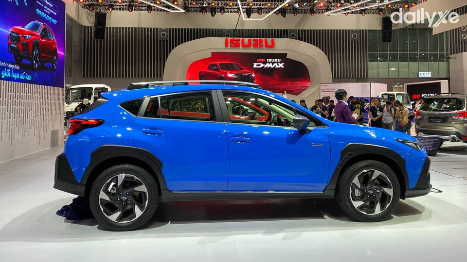 Thân xe có các đường gân dập nổi thu hút