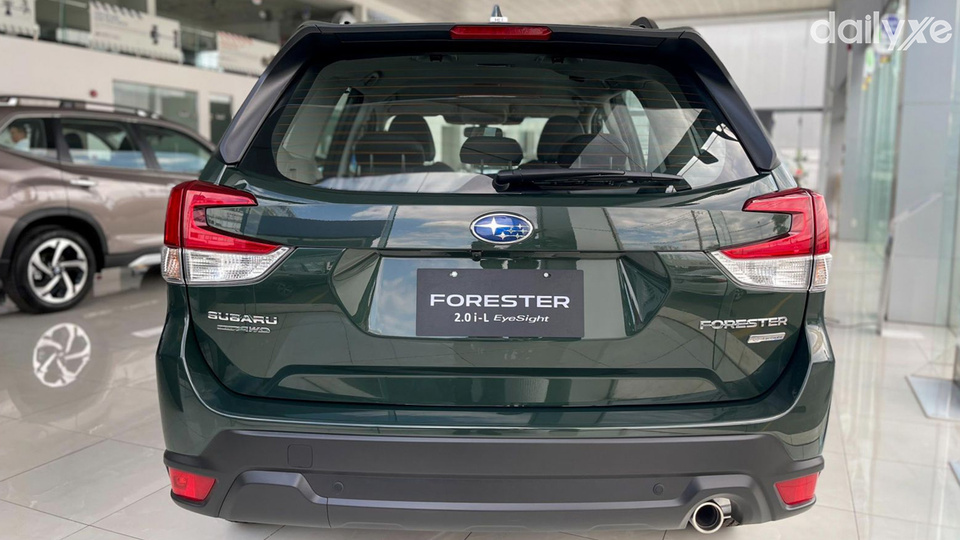 Đuôi xe Forester nổi bật nhờ cụm đèn chiếu hậu ôm trọn hai góc xe