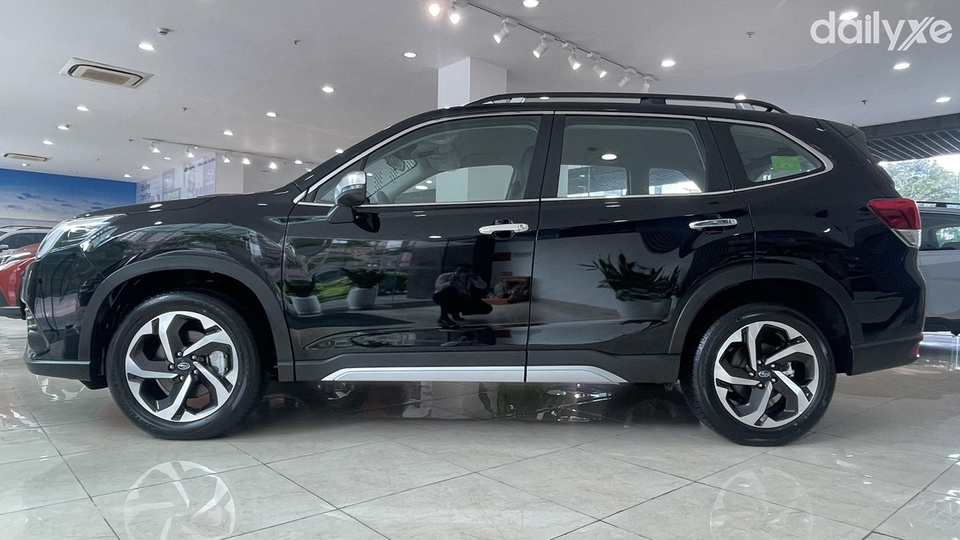 Thân xe có các đường gân dập nổi khỏe khoắn