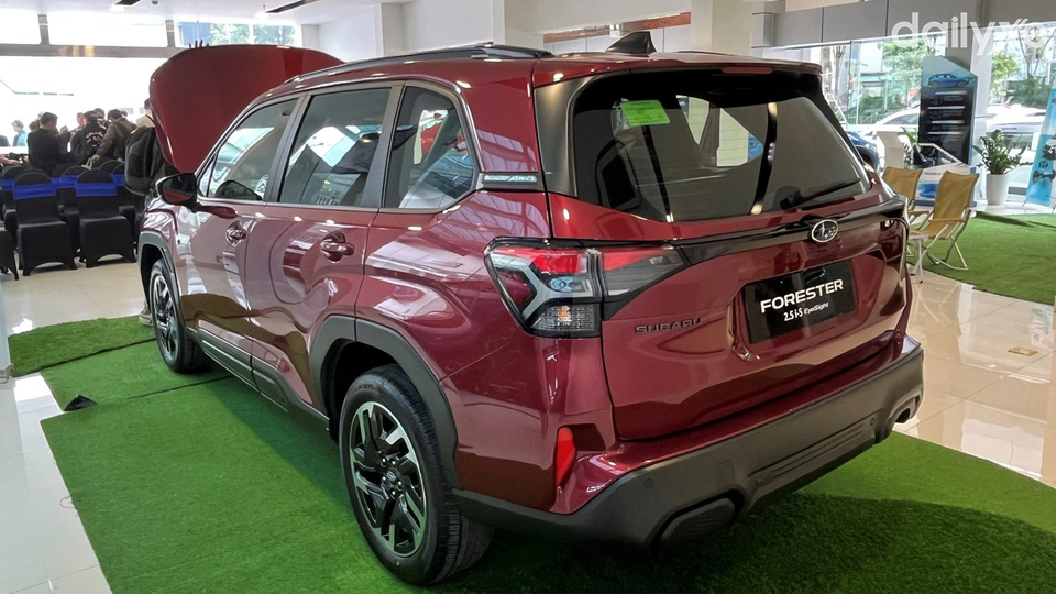 Đuôi xe Forester nổi bật nhờ cụm đèn chiếu hậu ôm trọn hai góc xe