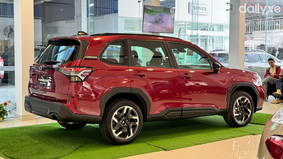 Thân xe có các đường gân dập nổi khỏe khoắn