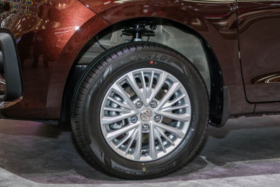 Mâm xe 15 inch tạo nên dáng vẻ hông xe đầy cao cấp Mâm xe 15 inch tạo nên dáng vẻ hông xe đầy cao cấp