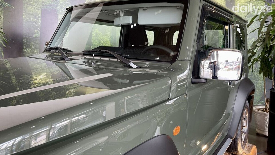 Nắp capo thiết kế phẳng giúp mở rộng tầm quan sát tối đa