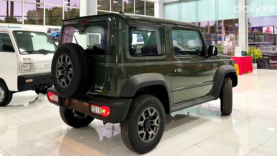 Đuôi xe vuông vắn, cửa sau được gắn lốp dự phòng