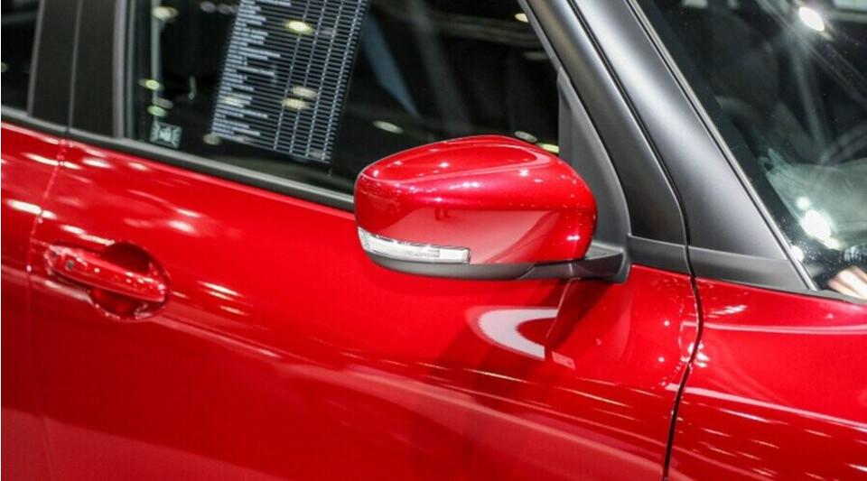 Swift gương chiếu hậu có tính năng gập/chỉnh điện tích hợp đèn báo rẽ