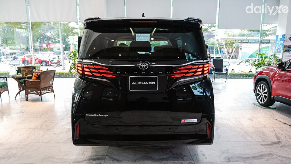 Đuôi xe Toyota Alphard thiết kế vuông vắn