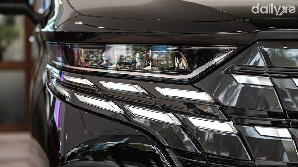Cụm đèn chiếu sáng Toyota Alphard Xăng nhiều tính năng tiện ích