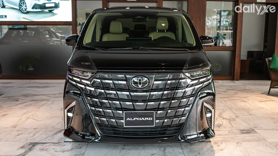 Lưới tản nhiệt Toyota Alphard Xăng được tinh chỉnh nhẹ