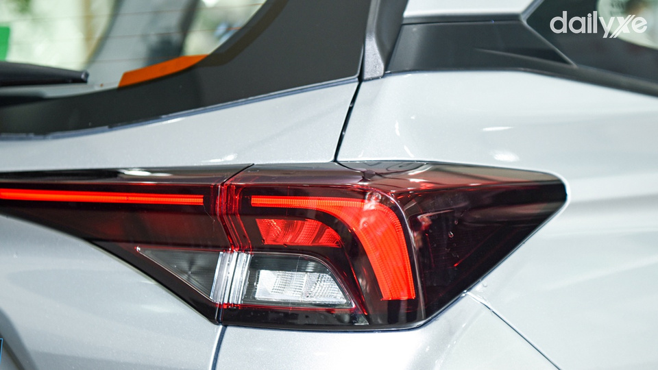 Đèn hậu LED thiết kế dài hình chữ L cách điệu và tinh tế