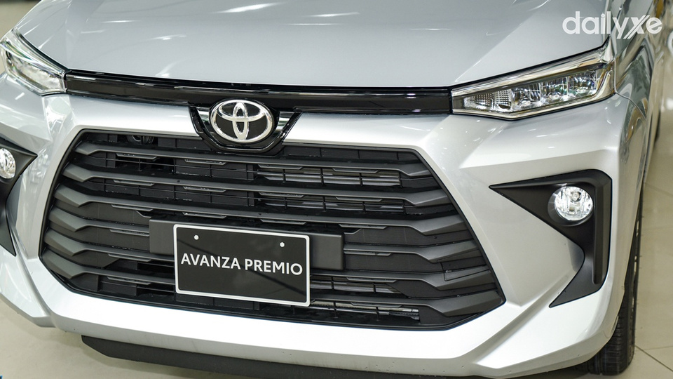 Đầu xe với diện mạo hoàn toàn mới với lưới tản nhiệt hình thang