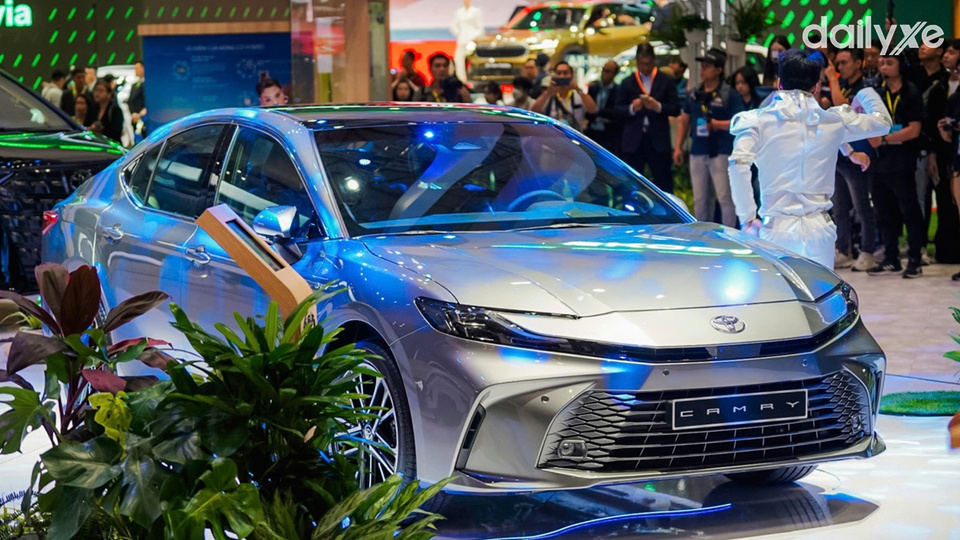 Toyota Camry 2.5 HEV được giảm 77 triệu đồng