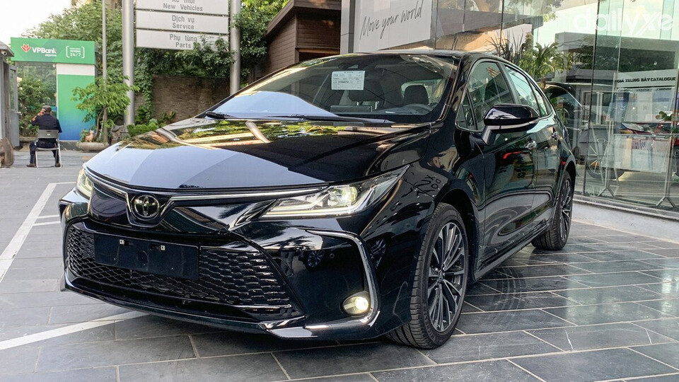 Giá thành cao hơn so với các đối thủ cùng phân khúc