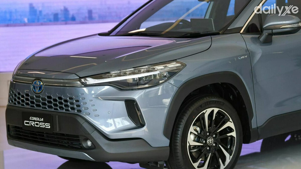 Đầu xe nổi bật với logo Toyota viền xanh dương đặc trưng của xe điện