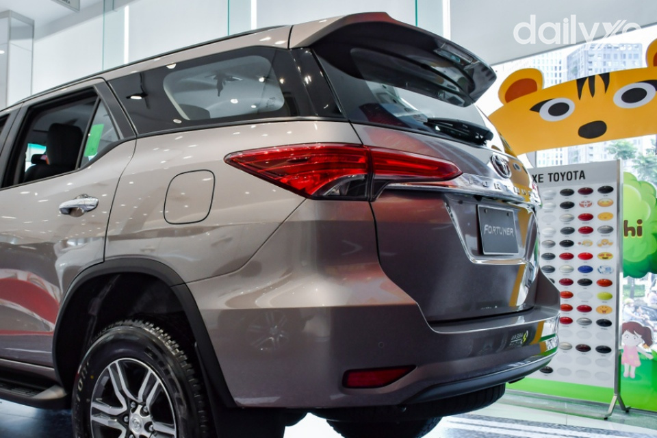 Đuôi xe Fortuner với thiết kế bề thế, khỏe khoắn
